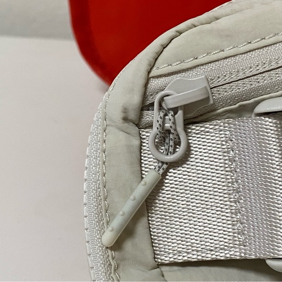 Lululemon Everywhere Belt Bag NWT white opal - Picture 10 of 15